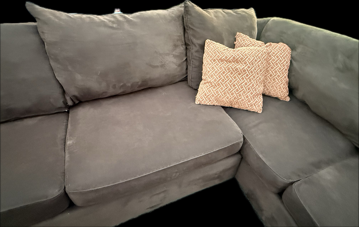 🛋️ Cocoa Drift – 2-Piece Brown Sectional (Excellent Condition)