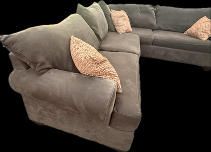 🛋️ Cocoa Drift – 2-Piece Brown Sectional (Excellent Condition)