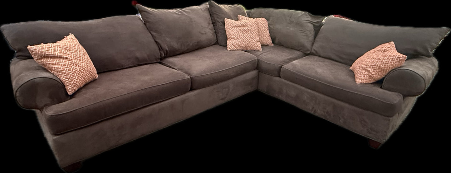 🛋️ Cocoa Drift – 2-Piece Brown Sectional (Excellent Condition)