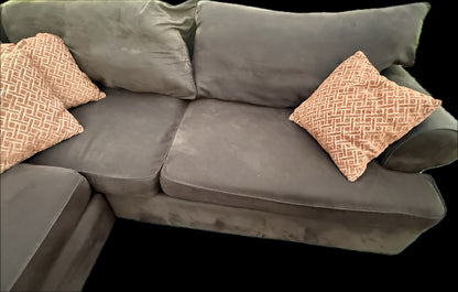 🛋️ Cocoa Drift – 2-Piece Brown Sectional (Excellent Condition)
