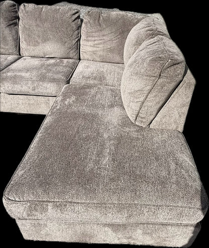 🛋️ O’Phannon Gray – 2 Piece Sectional (Great Condition)